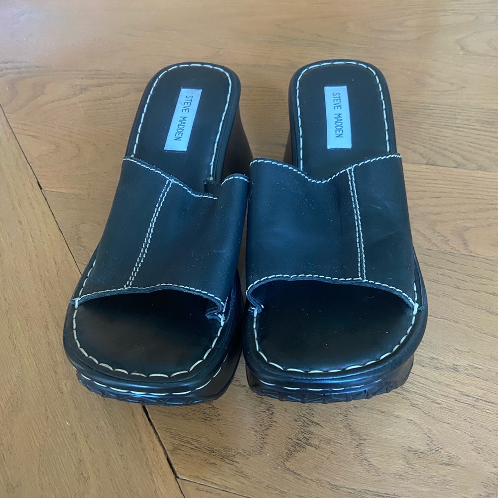 Black chunky Steve Madden sandals size 9.5 barely worn! In style